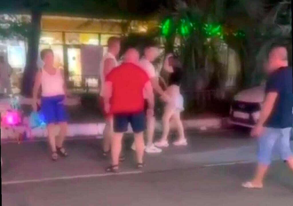 В Сочи произошел конфликт между туристами и девушкой