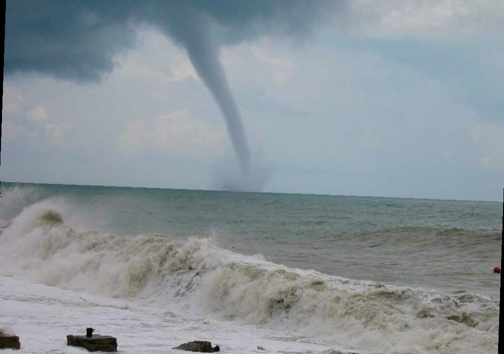 Ливни и смерчи в Сочи сегодня ночью