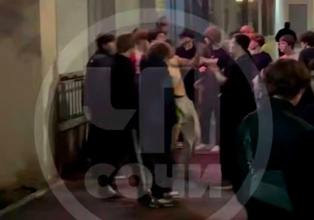 Массовая драка в центре Сочи: полиция задерживает участников