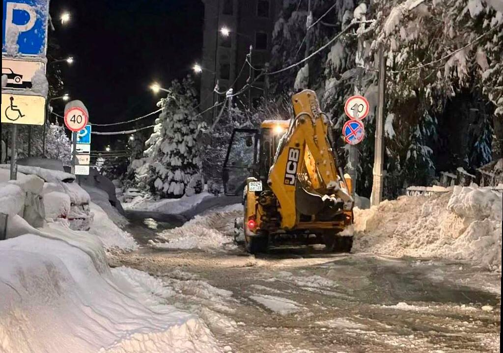 В Сочи продолжается снежная погода: в Красной Поляне уже более 70 см снега, дороги чистят почти 200 единиц спецтехники