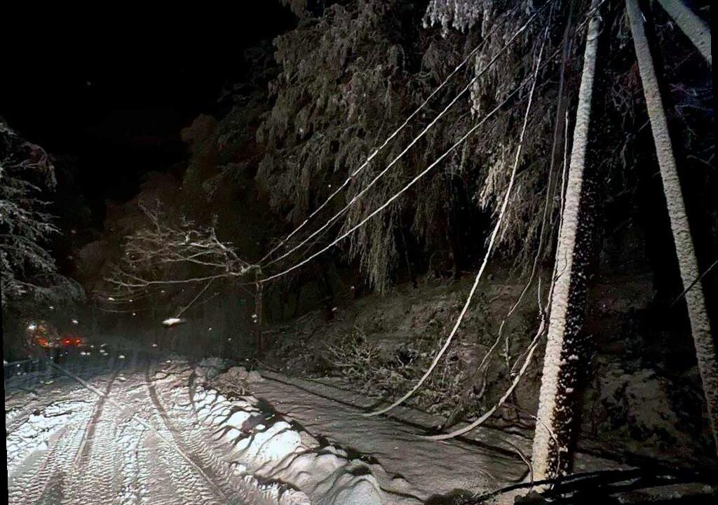 В Сочи временно отключат электричество на нескольких улицах из-за непогоды