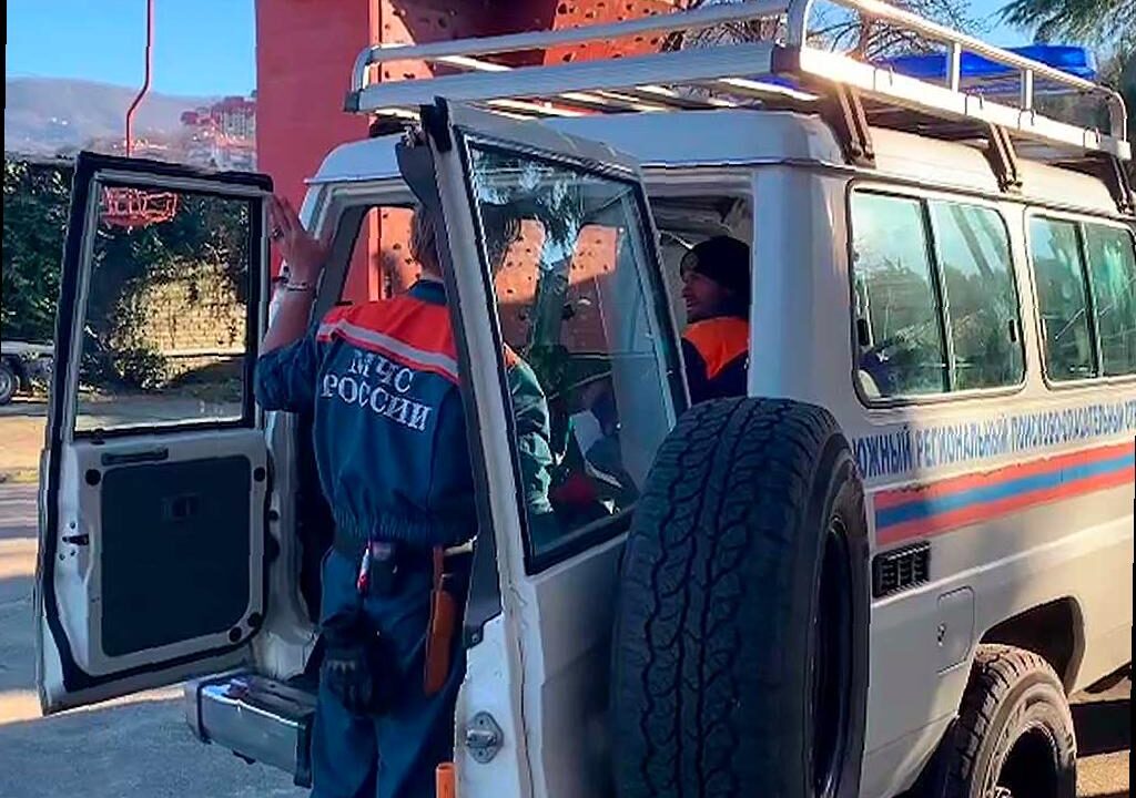 Мужчина сорвался со скалы и получил травму в реке в Сочи