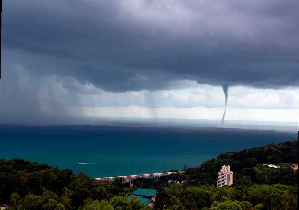 Штормовое предупреждение объявлено в Сочи