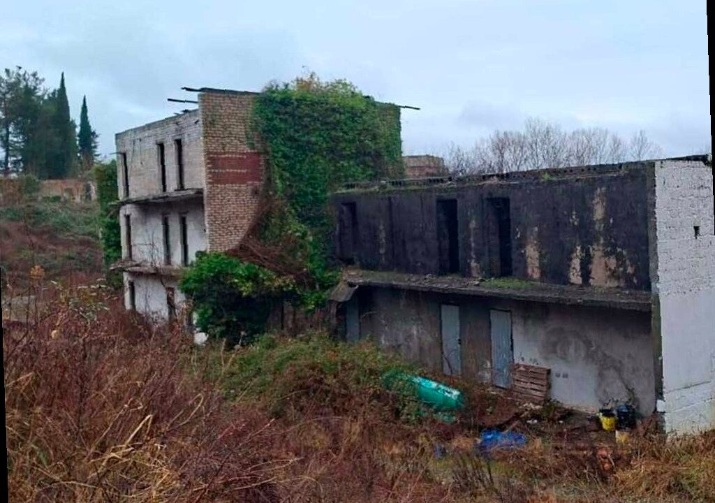 В Сочи приставы добились сноса 13 аварийных зданий бывшего пансионата