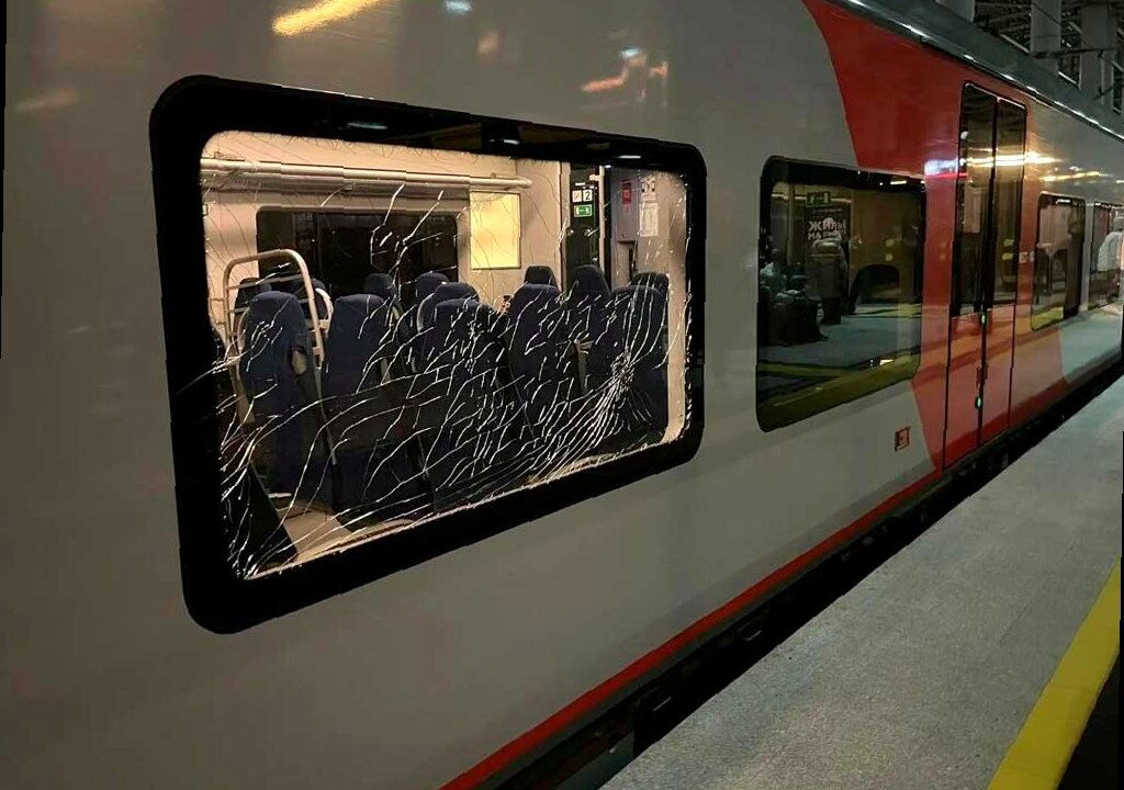 В Сочи школьник камнями повредил стекла двух поездов «Ласточка»