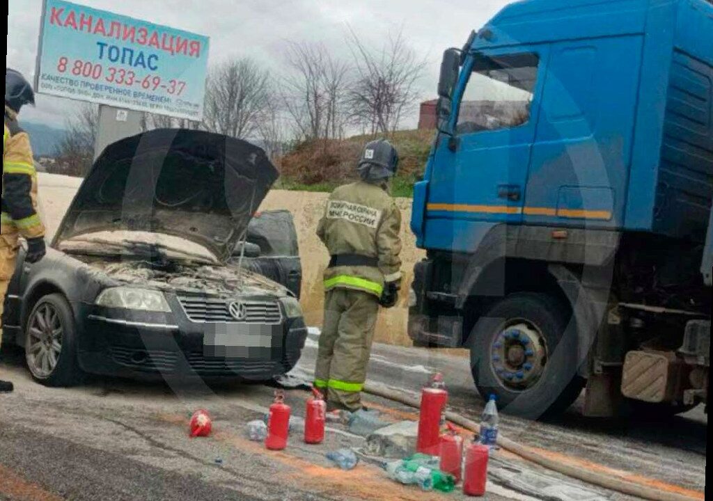 В Сочи на трассе загорелся автомобиль
