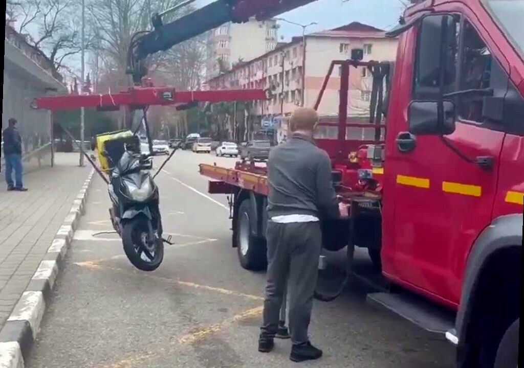 В Сочи подросток на мопеде без прав пытался убежать от полицейских